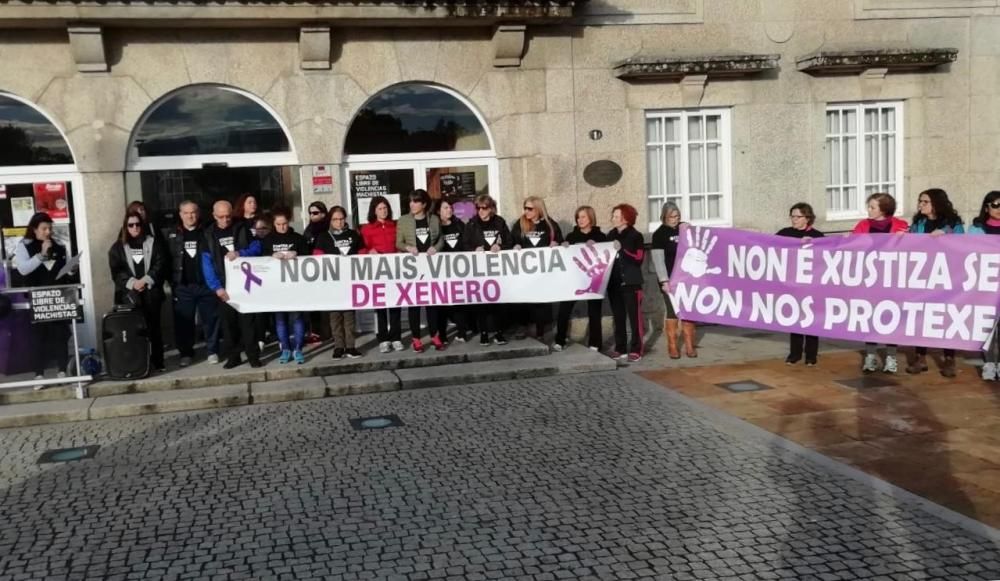 Concentración en Vilagarcía contra la violencia machista // M. Múñiz
