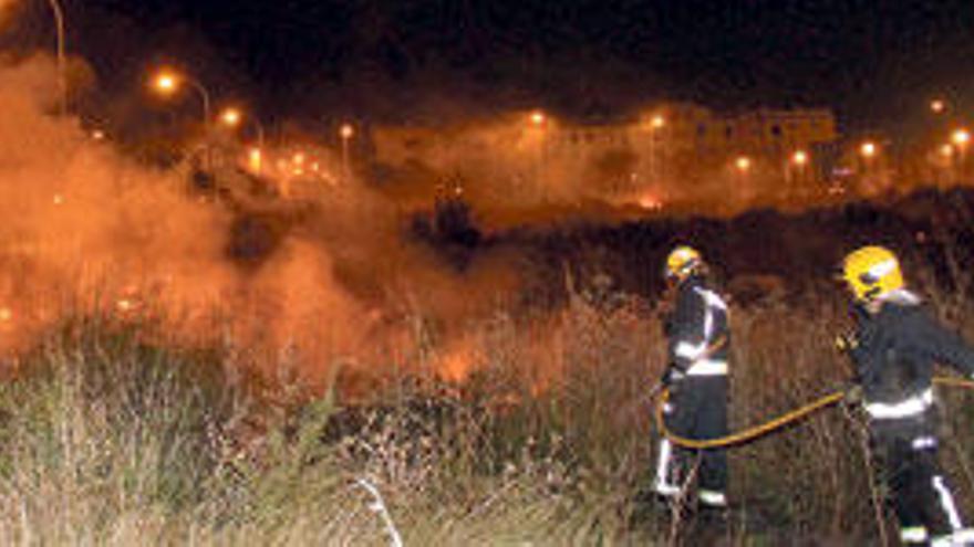 Los bomberos apagan un fuego de rastrojos detrás del estadio del Baleares