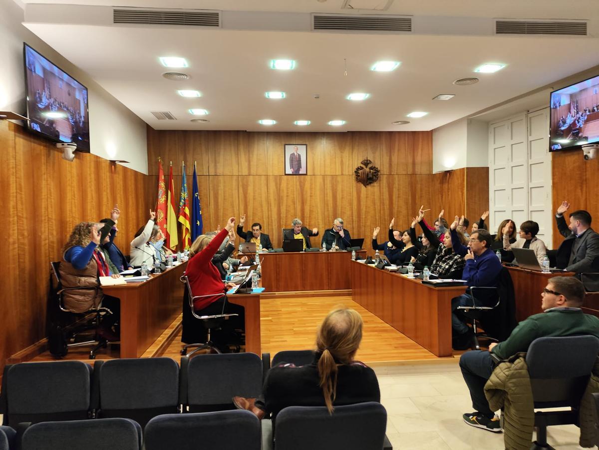 Votación a favor del nombramiento de Alfonso Ortuño en el pleno de Orihuela de este 28 de diciembre de 2023.
