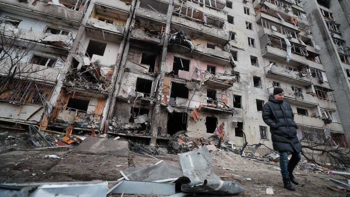 Edificio destruido en Kiev tras un ataque ruso.