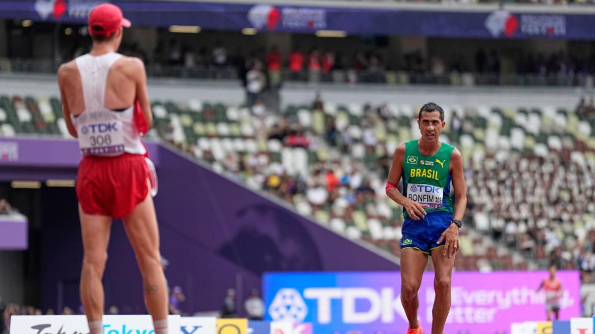 El campeón Evan Dunfee aplaude a Caio Bonfim (plata)