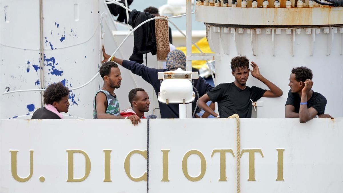 zentauroepp44747869 migrants gather on the deck of the italian coast guard vesse180823191432