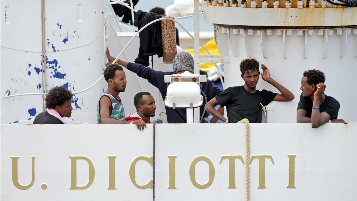 zentauroepp44747869 migrants gather on the deck of the italian coast guard vesse180823191432