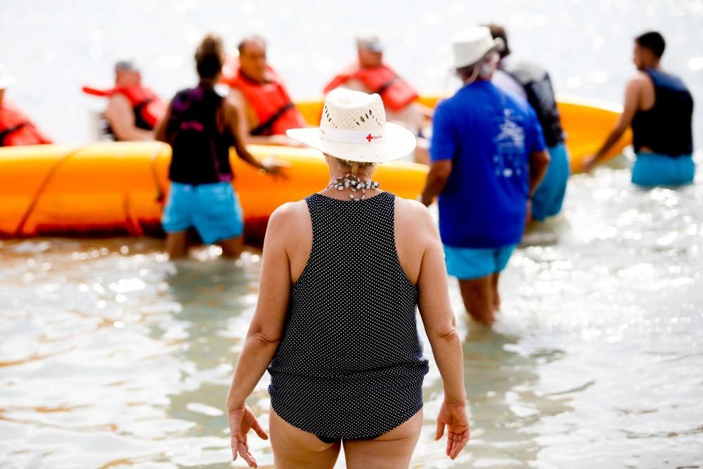 Los voluntarios y profesionales de ''Un mar de posibilidades'' construyeron una plataforma de madera que flota gracias a dos kayaks