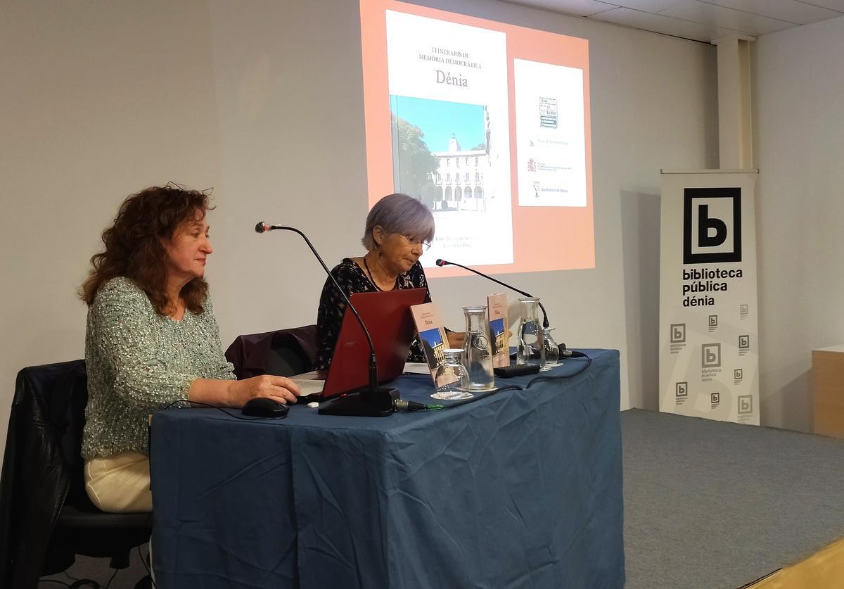 Rosa Seser y Teresa Ballester durante la presentación de &quot;Itineraris de la memòria democràtica. Dénia&quot;