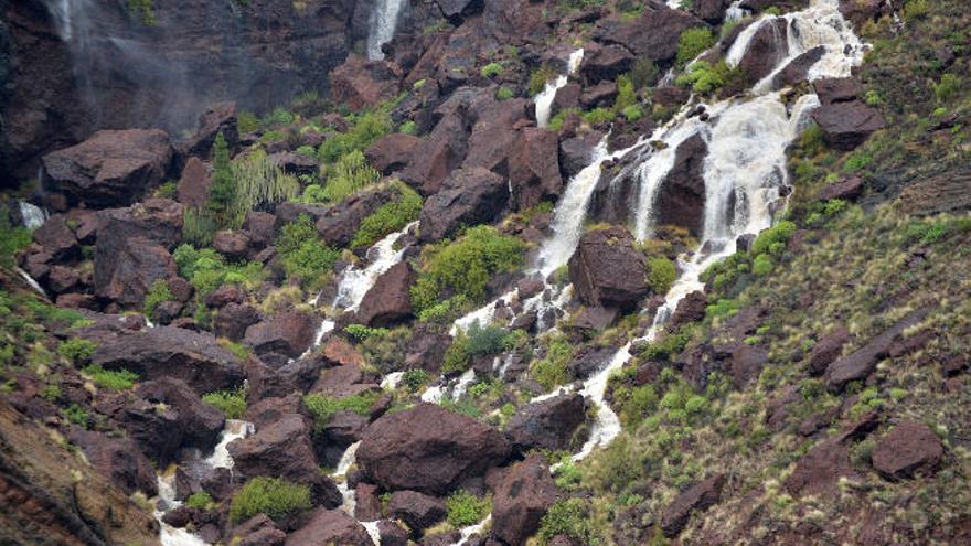 Caideros de agua en Los Azulejos, en la carretera de Mogán a La Aldea.