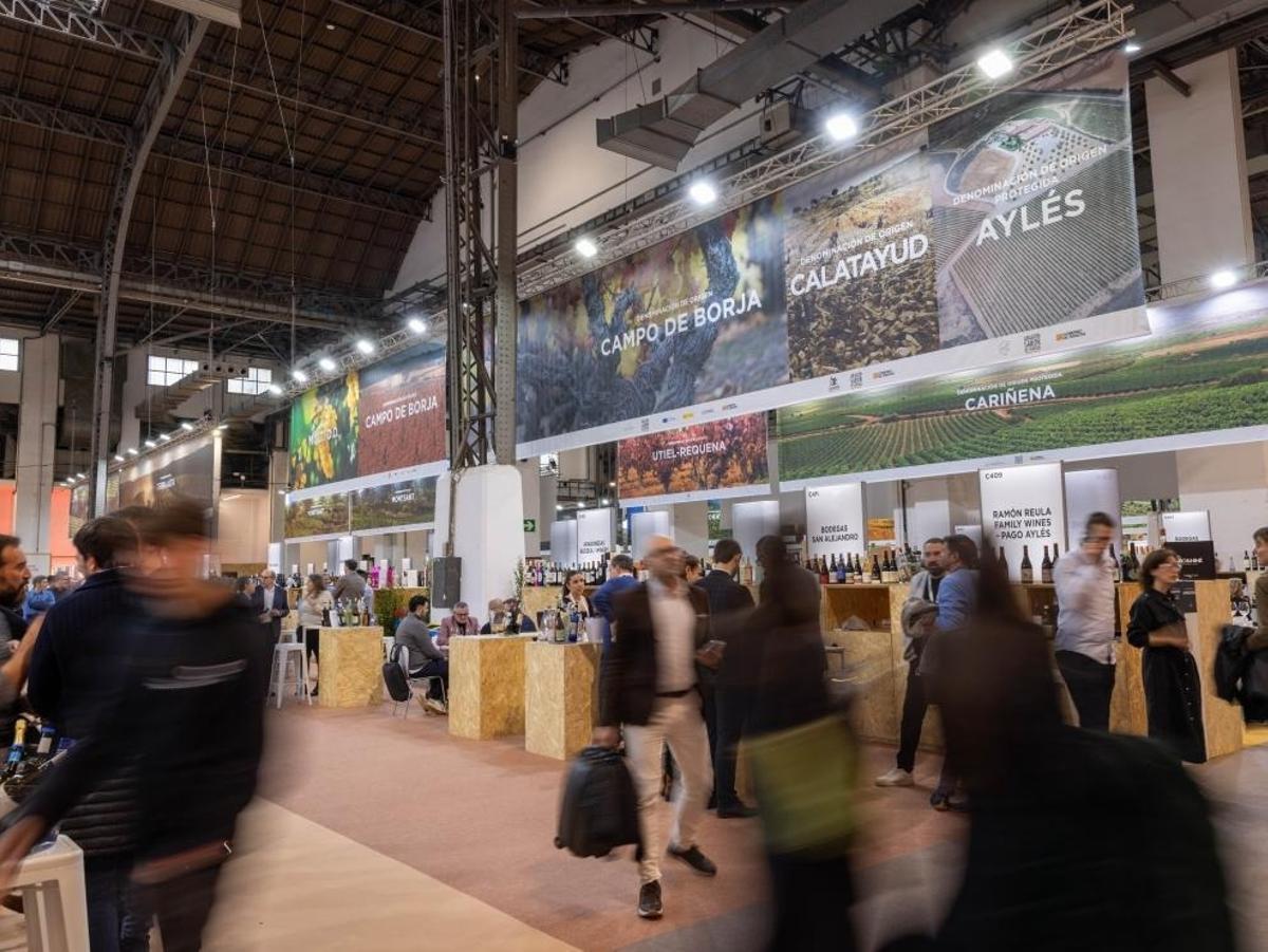 Exposición de varias bodegas aragonesas en la feria.