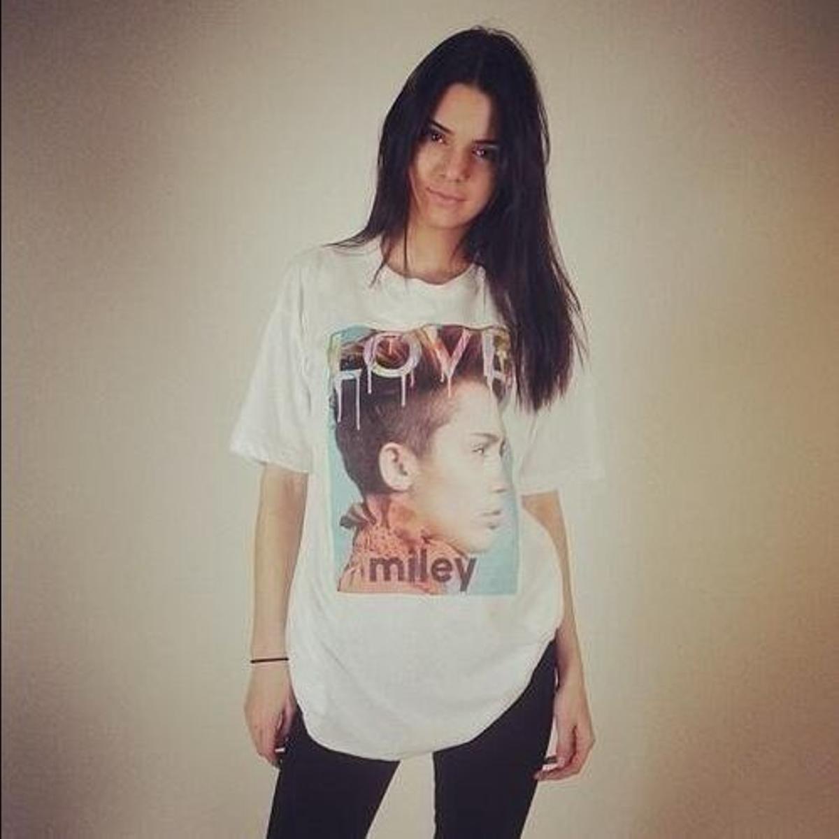 Kendall Jenner con camiseta de Miley Cyrus