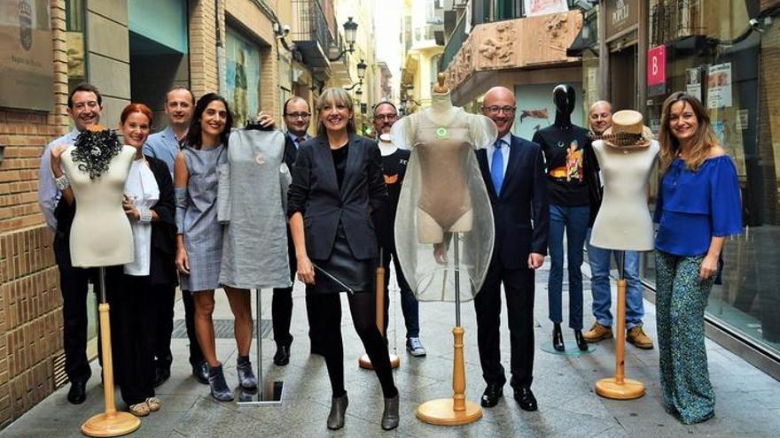 Los finalistas junto a sus prototipos y el consejero Juan Hernández