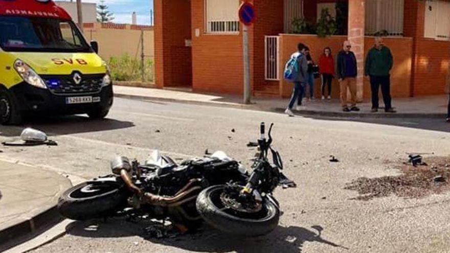 Un motorista colisiona con un camión en Castelló y es trasladado al Hospital General