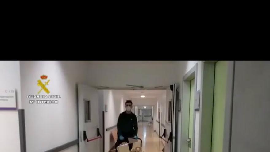 La Guardia Civil traslada material sanitario al hospital Reina Sofía