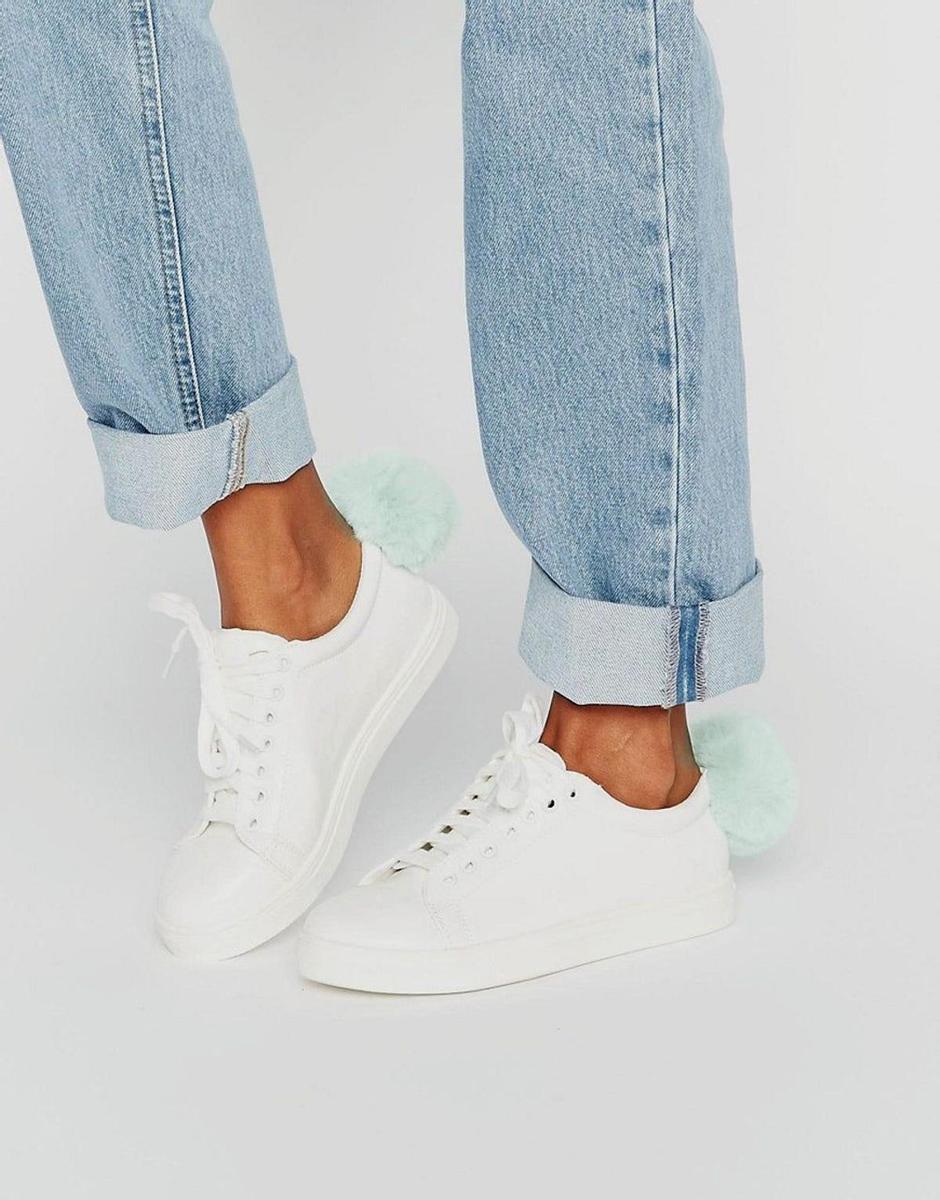 Zapatillas de pompones de Daisy Street en Asos (Precio: 39,99 euros)