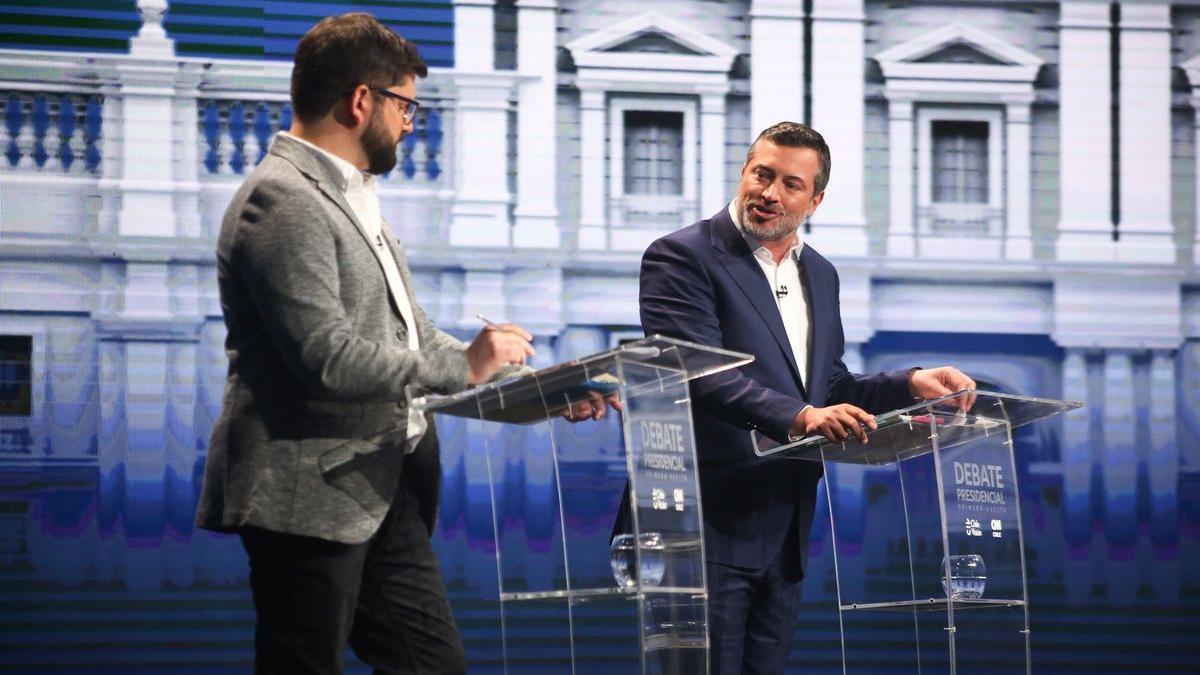 Los candidatos presidenciales Gabriel Boric (izquierda) y Sebastián Sichel, durante un debate electoral en Santiago.
