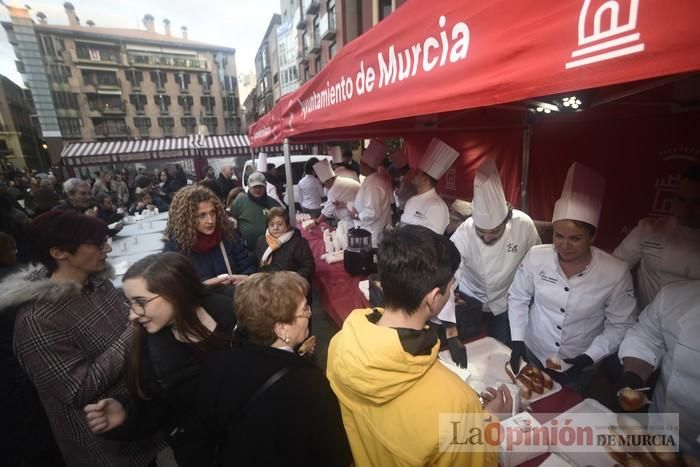 Degustación de monas y chocolate en la Plaza del Romea