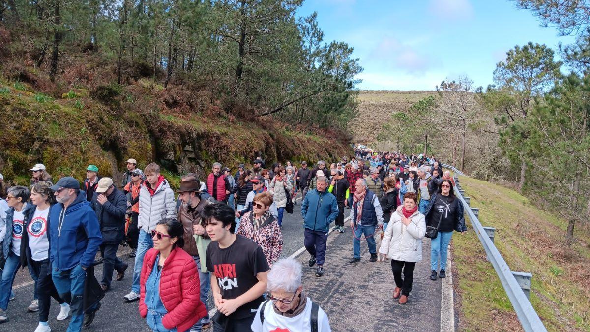 Multitudinaria manifestación en la Serra da Groba contra los nuevos proyectos eólicos