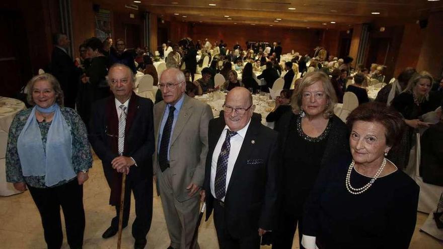 Por la izquierda, Esther López, Ernesto Martínez, José Manuel Feito, José Luis Morán, Virginia Álvarez-Buylla y Marisol Rodríguez de la Flor, ayer, en el Palacio de Ferrera.