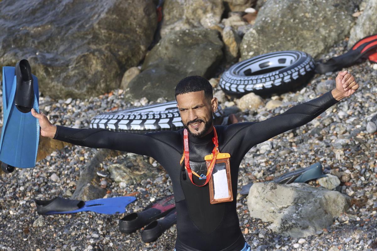 Cientos de migrantes cruzan la frontera y llegan a nado a Ceuta Cientos de migrantes cruzan la frontera y llegan a nado a Ceuta