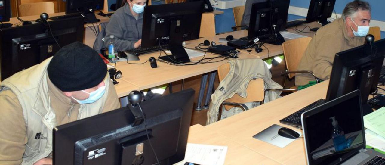 Una actividad anterior en el aula CeMIT de Valga.   | //  FDV