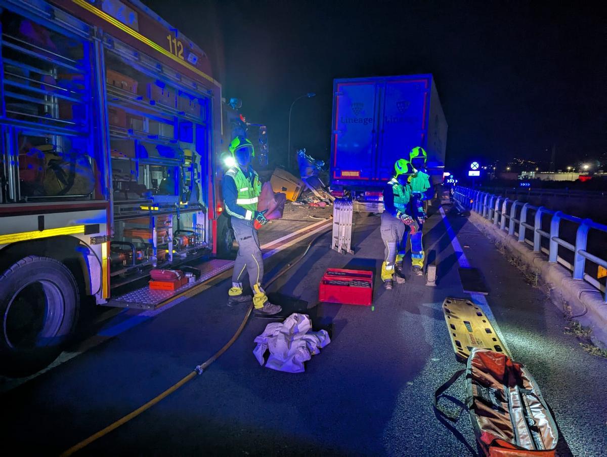 Los bomberos trabajan para excarcelar al fallecido y a los heridos