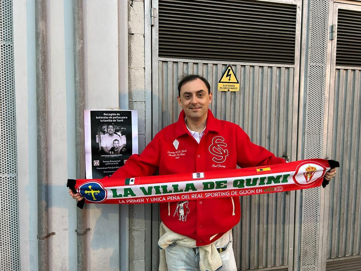 Diego Álvarez Bada, con la bufanda de la peña sportinguista de México, en El Molinón.