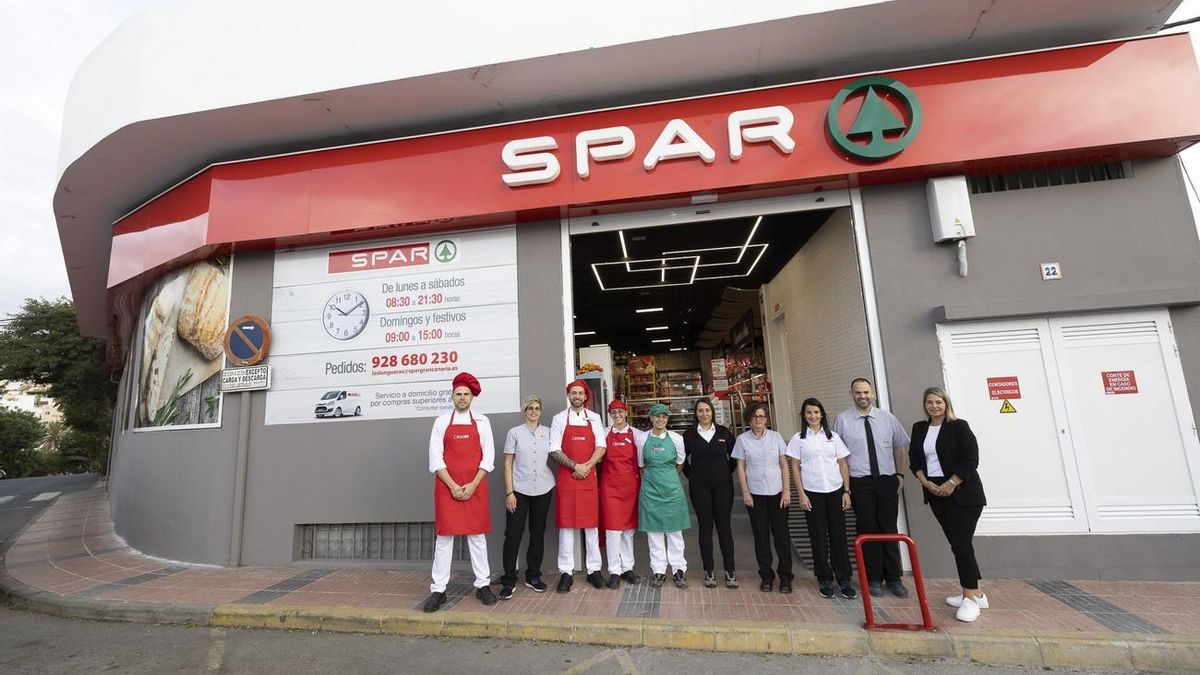 El equipo de SPAR Las Longueras durante la reapertura.