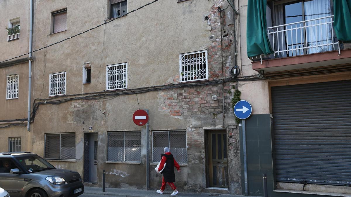 Un edificio deteriorado en el barrio de Fondo, en Santa Coloma, uno de los que urgen de más rehabilitaciones en el área metropolitana.