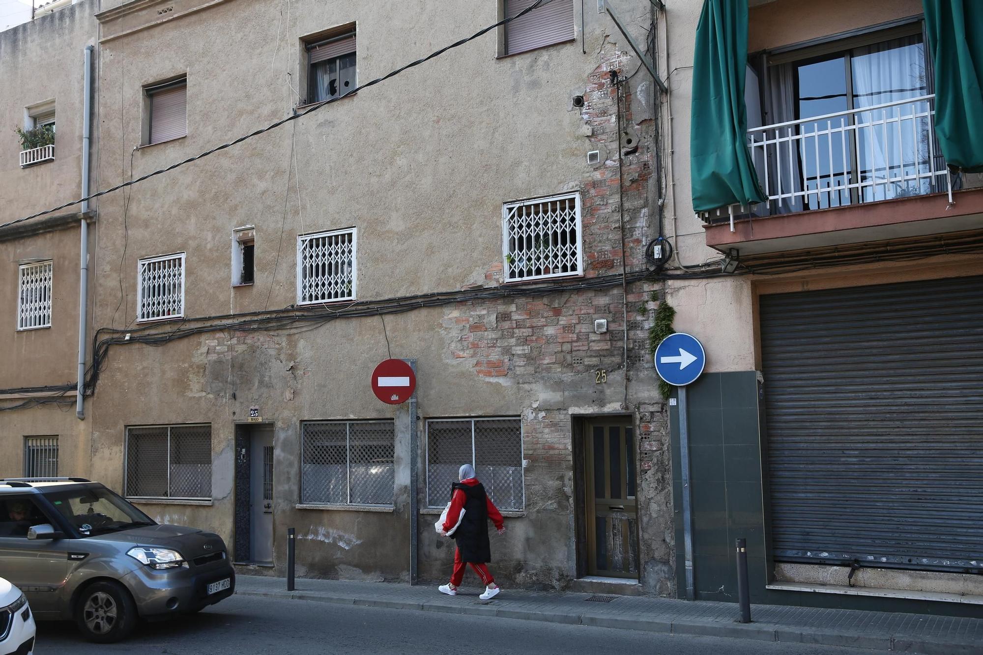 Un edificio deteriorado en el barrio de Fondo, en Santa Coloma, uno de los que urgen de más rehabilitaciones en el área metropolitana.