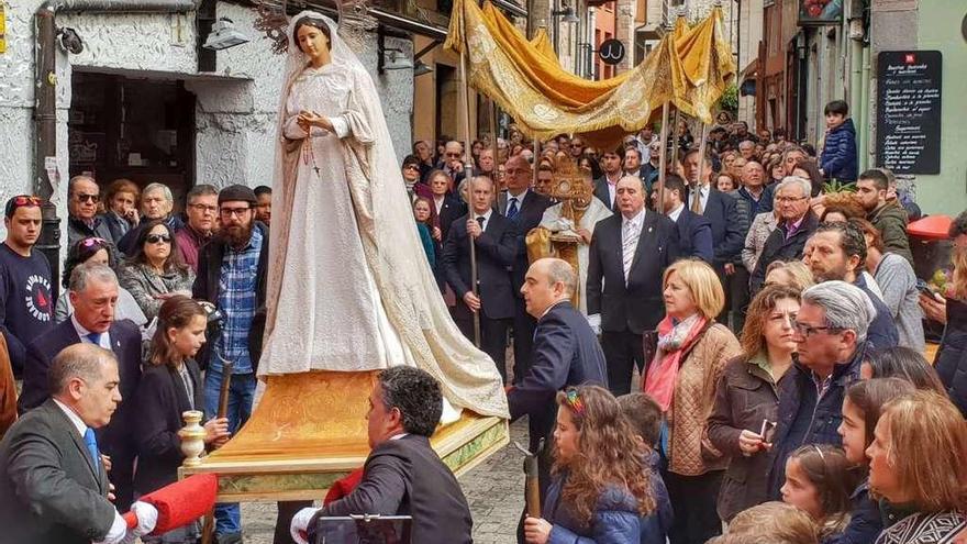 Un momento de la procesión del Santo Encuentro en Llanes, ayer.