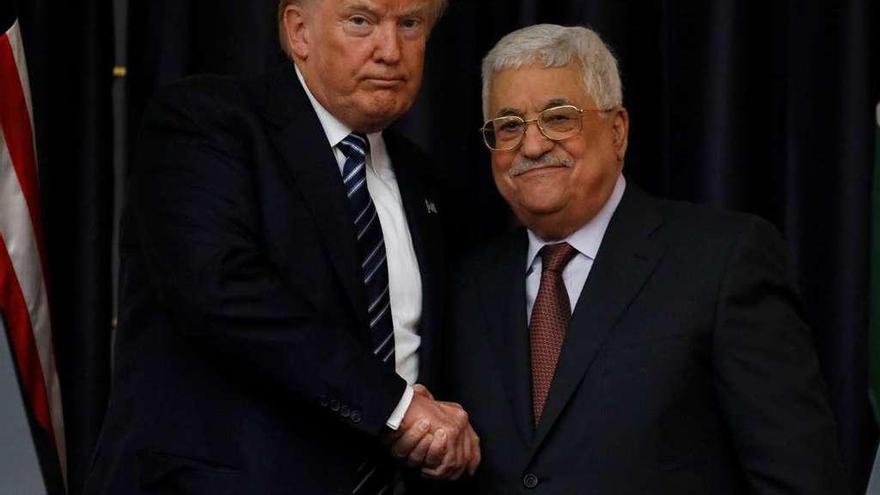 Trump deja Oriente Medio sin dar pistas sobre cómo pacificarlo  |  Donald Trump abandonó ayer Oriente Medio proponiéndose para buscar una paz entre palestinos e israelíes que no especificó cómo piensa conseguir. El presidente de EE UU evitó mencionar la solución de los dos estados, la que ha favorecido hasta ahora su país, para satisfacción del aliado israelí, al que también gustó que destacase los lazos &quot;eternos&quot; del pueblo judío con &quot;esta Tierra Santa&quot;. En cambio, al presidente palestino, Mahmud Abás (ambos en la foto), le recordó que la paz no &quot;puede arraigar donde la violencia es tolerada&quot;.