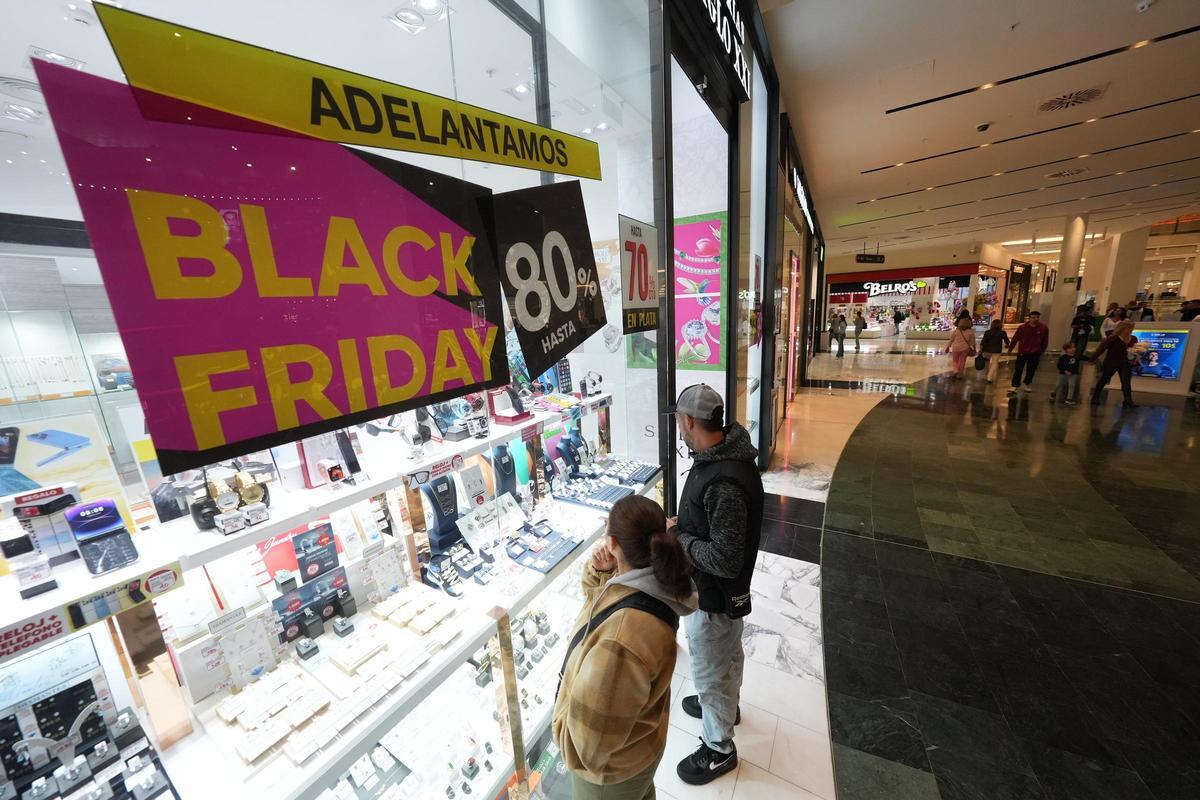 Algunos comercios adelantan los descuentos del Black Friday, este jueves en Salera