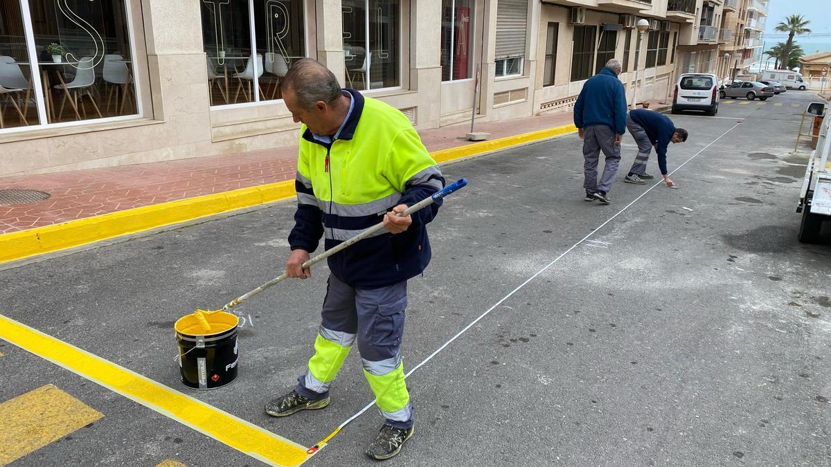 Señalización de las terrazas que se ha puesto en marcha esta semana. La señalización vertical evita que ubiquen maceteros, jardineras y otros elementos cuendo los negocios cierran al público