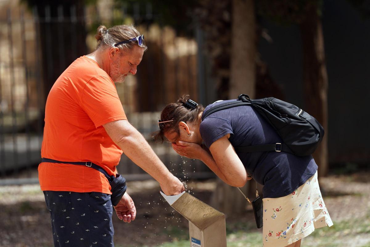 Varias personas combanten la ola de calor que estos día azotará la provincia y donde han decretado alerta naranja por calor en Málaga