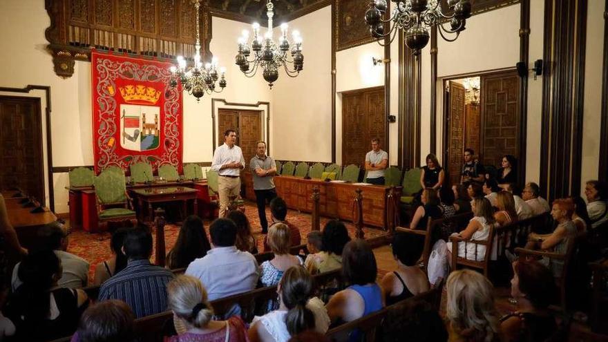 Alberto Castro y Francisco Guarido entregan los diplomas de cualificación de la ayuda a domicilio.