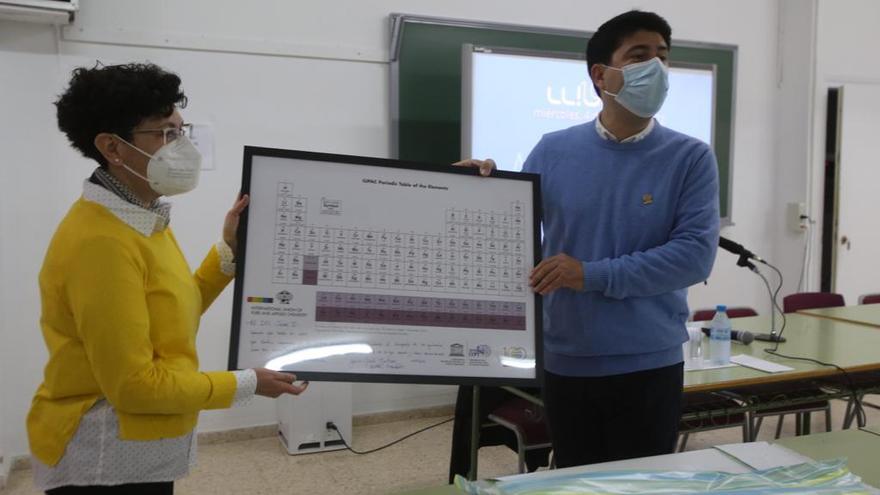 Tabla original de la IUPAC , regalo del presidente de la unión mundial, Javier García, al IES Jaime II