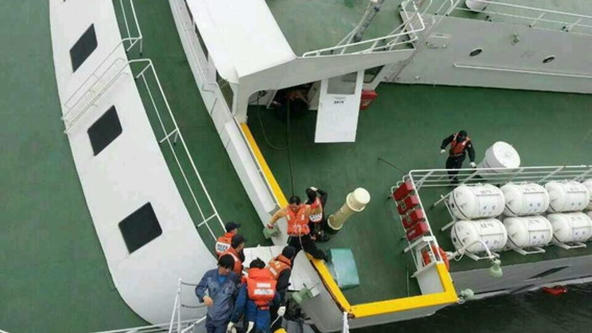 El capitan del 'Sewol' (tercero por la derecha), en el momento de abandonar el barco, en una foto difundida por el Servicio de Guardacostas surcoreano.