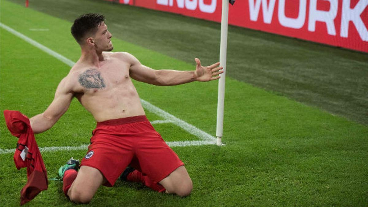 El gol acrobático de Luka Jovic