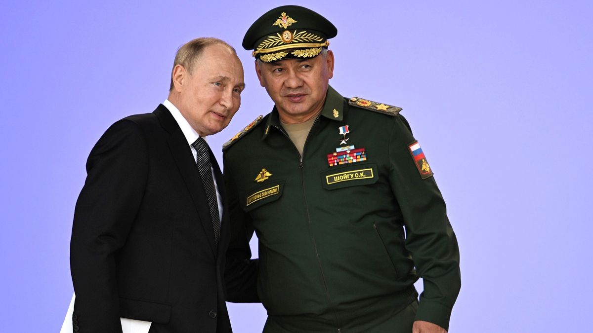 Vladimir Putin habla con el ministro de Defensa, Sergei Shoigu