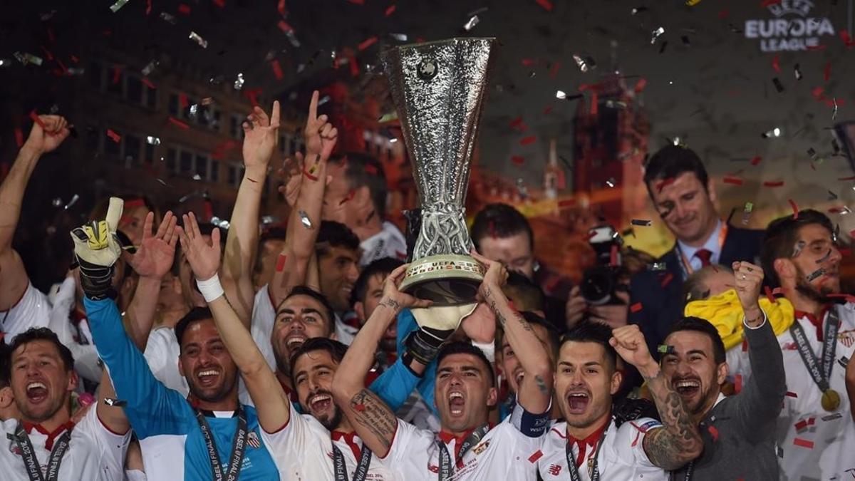 Los jugadores del Sevilla festejan la tercera Europa League consecutiva.