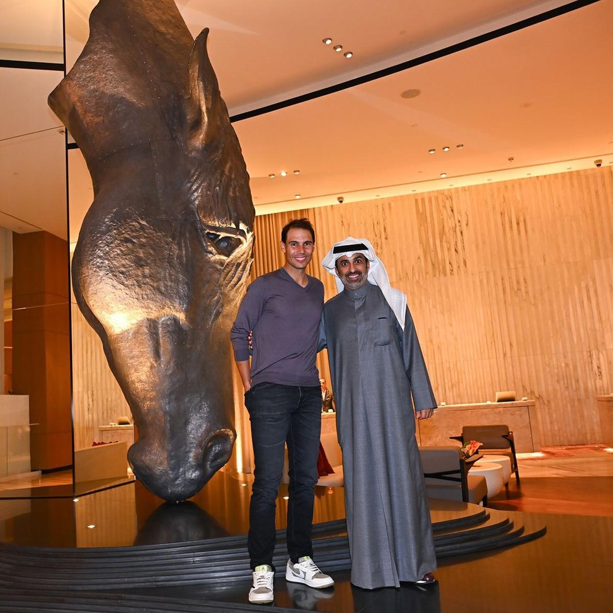 Nadal posa con Mohamed Jassim Al Marzouq, dueño de Tamdeen Group.