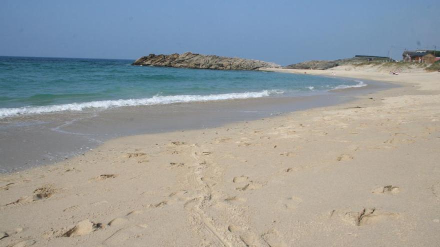 Trasladan en helicóptero a una mujer que apareció flotando en una playa de A Coruña