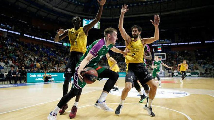 Wiltjer trata de sacar el balón desde la línea de fondo.