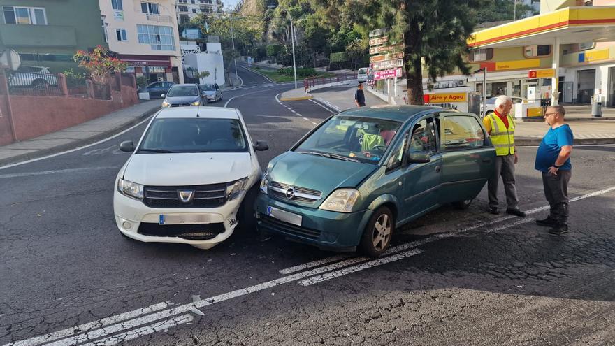 Una mujer sufre heridas tras la colisión de dos coches en Icod