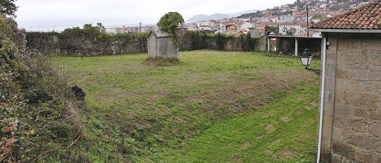 El espacio del antiguo cementerio de Bueu, al lado de la iglesia de San Martiño.