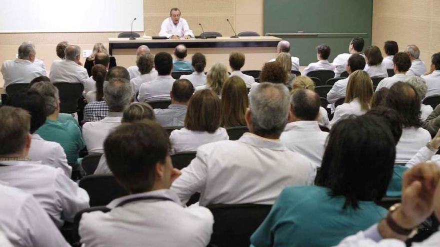 Médicos del Complejo Asistencial, durante una asamblea para tratar aspectos laborales.