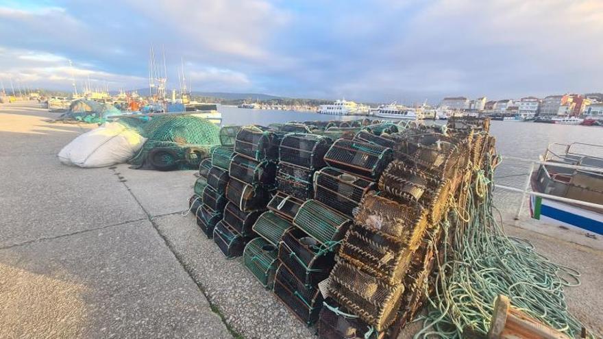 Algunos de los útiles de pesca que permanecen sobre el puerto.