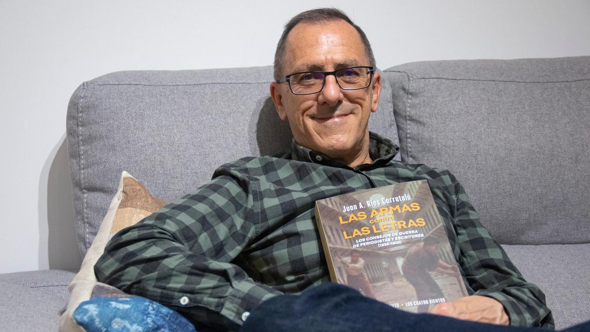 Ríos Carratalá muestra el libro &quot;Las armas contra las letras&quot; en su despacho de la Universidad de Alicante