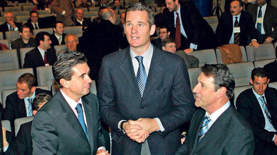 Matas, Urdangarin y Echávarri, en la presentación del Illes Balears.