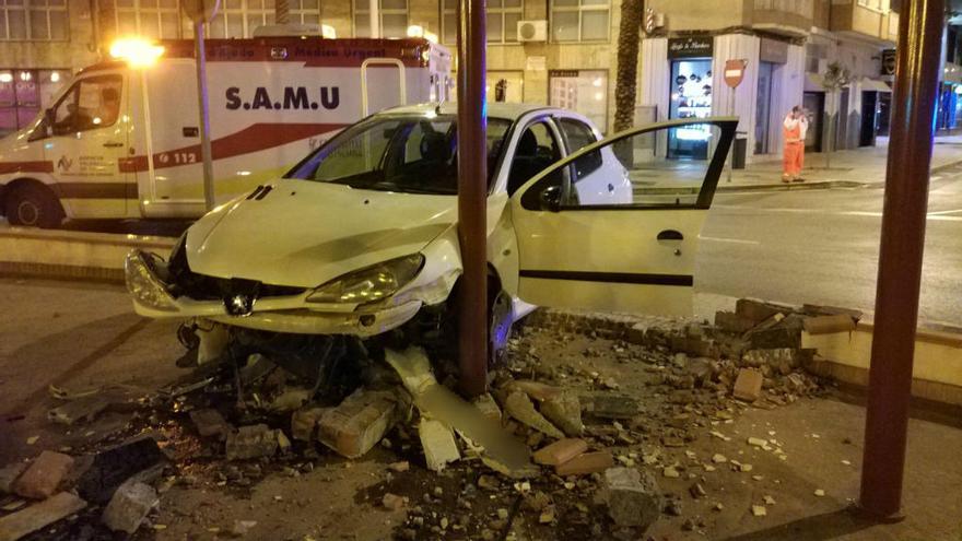 Estado en el que quedó el coche tras chocar contra el muro