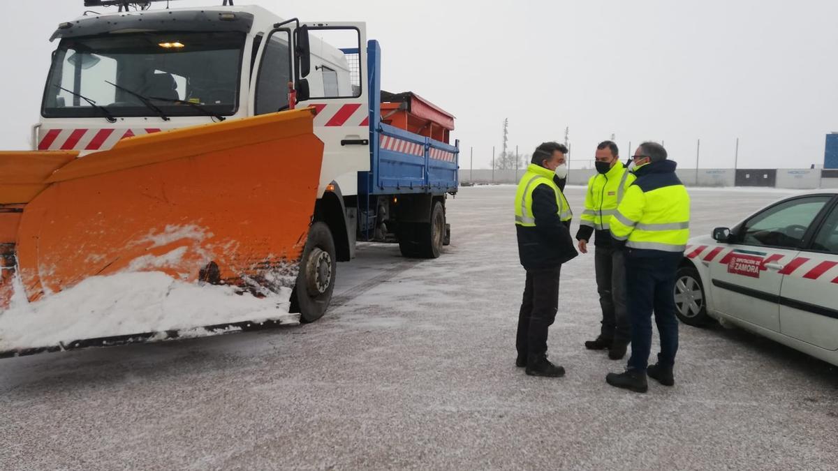 Requejo, con los trabajadores del Parque de Maquinaria.