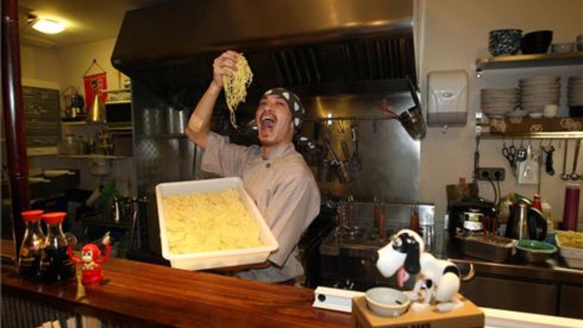 Hiroki Yoshiyuki, con los fideos de ramen que elabora en el restaurante. Foto: Francesc Casals